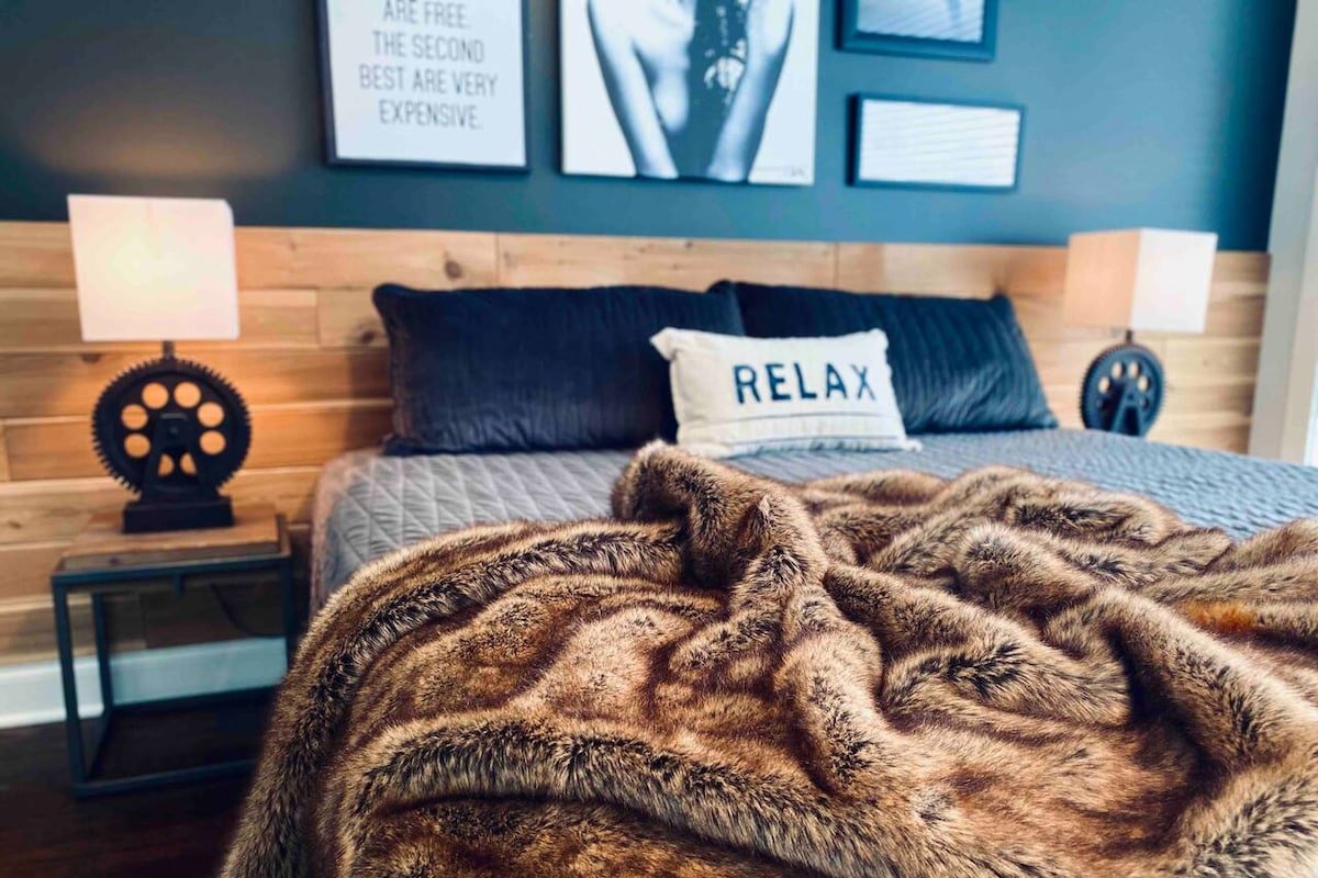 Dreamy Townhome – Cozy Vibe – Mins to Broadway! gallery image 4