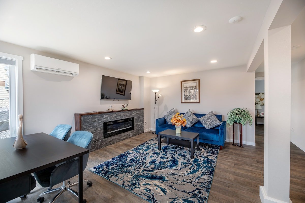 Chic & Modern 6b4b House – Prime Seattle Location! gallery image 4