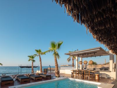 Luxury Beachside Living, a Step Away from Beach!