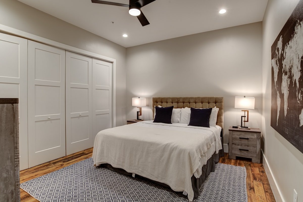 Large 3 bedroom 3.5 Bath Downtown Condo gallery image 5