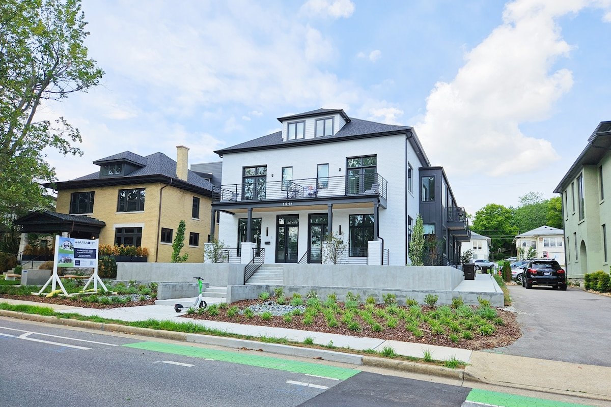 HUGE LUX Home | No Bunks | 2x Parking | By Brdway gallery image 5