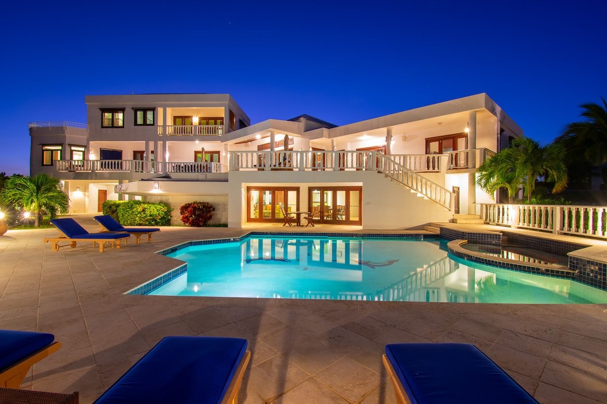 2 Pools/2 Hot Tubs/2 Golf Carts – 2 min. to Beach