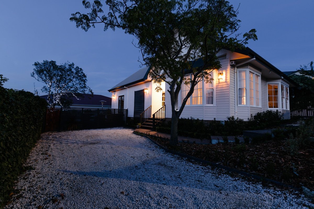 Stylish home with outdoor hot tub close to Hobart gallery image 2