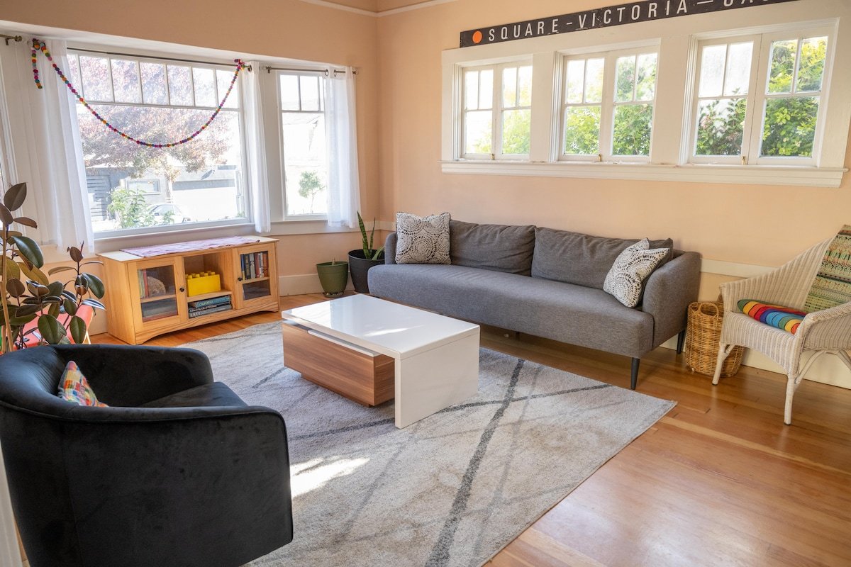 Spacious House & Garden for 8+ (Free Parking) gallery image 3