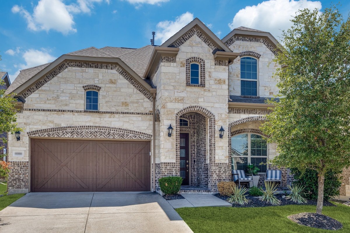 Pet Friendly 4-Bedroom Home gallery image 2