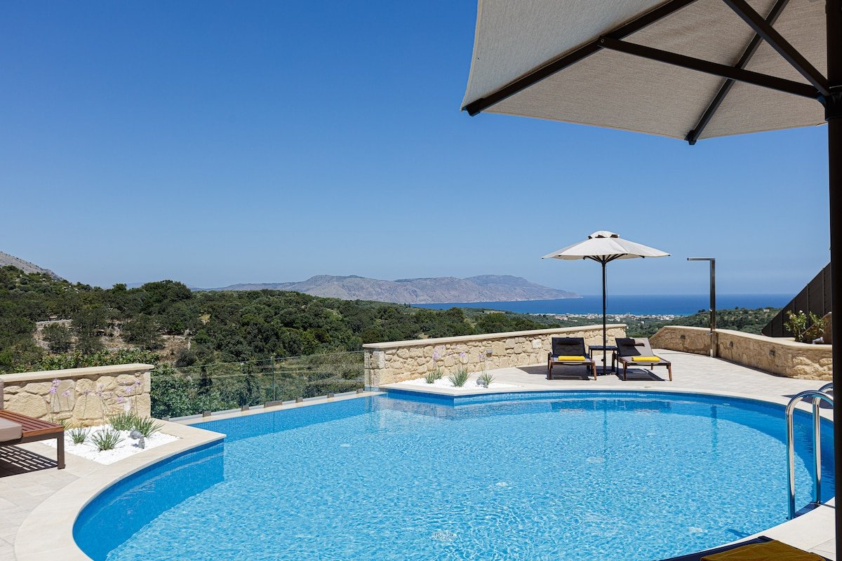 Stunning panoramic and sea views and jacuzzi! gallery image 2