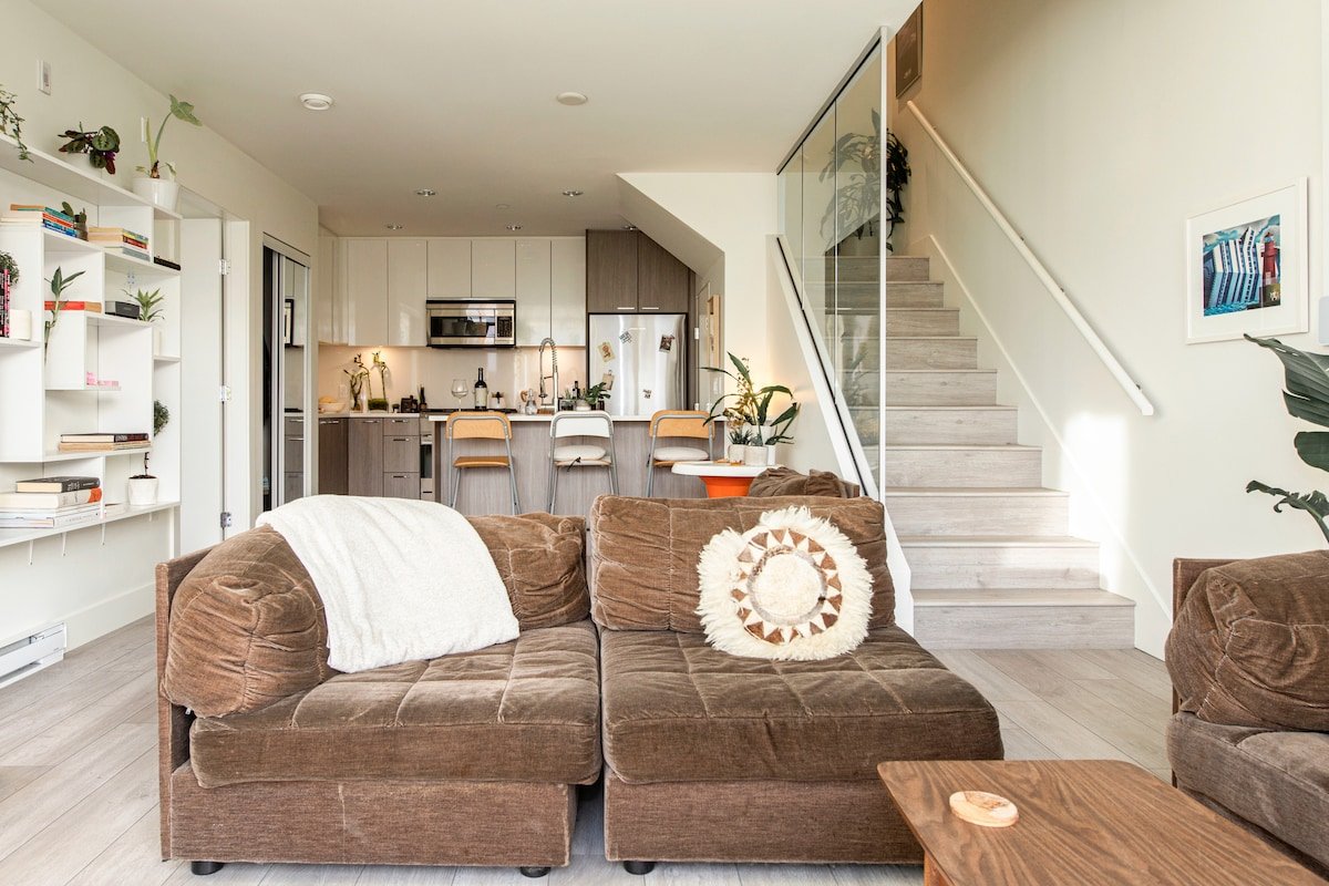 Stunning Modern Townhome, 4-Bed, 2-Bath, & Patio gallery image 5