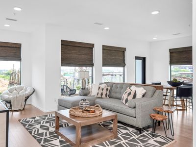 Penthouse River View Walk Downtown +Garage Parking