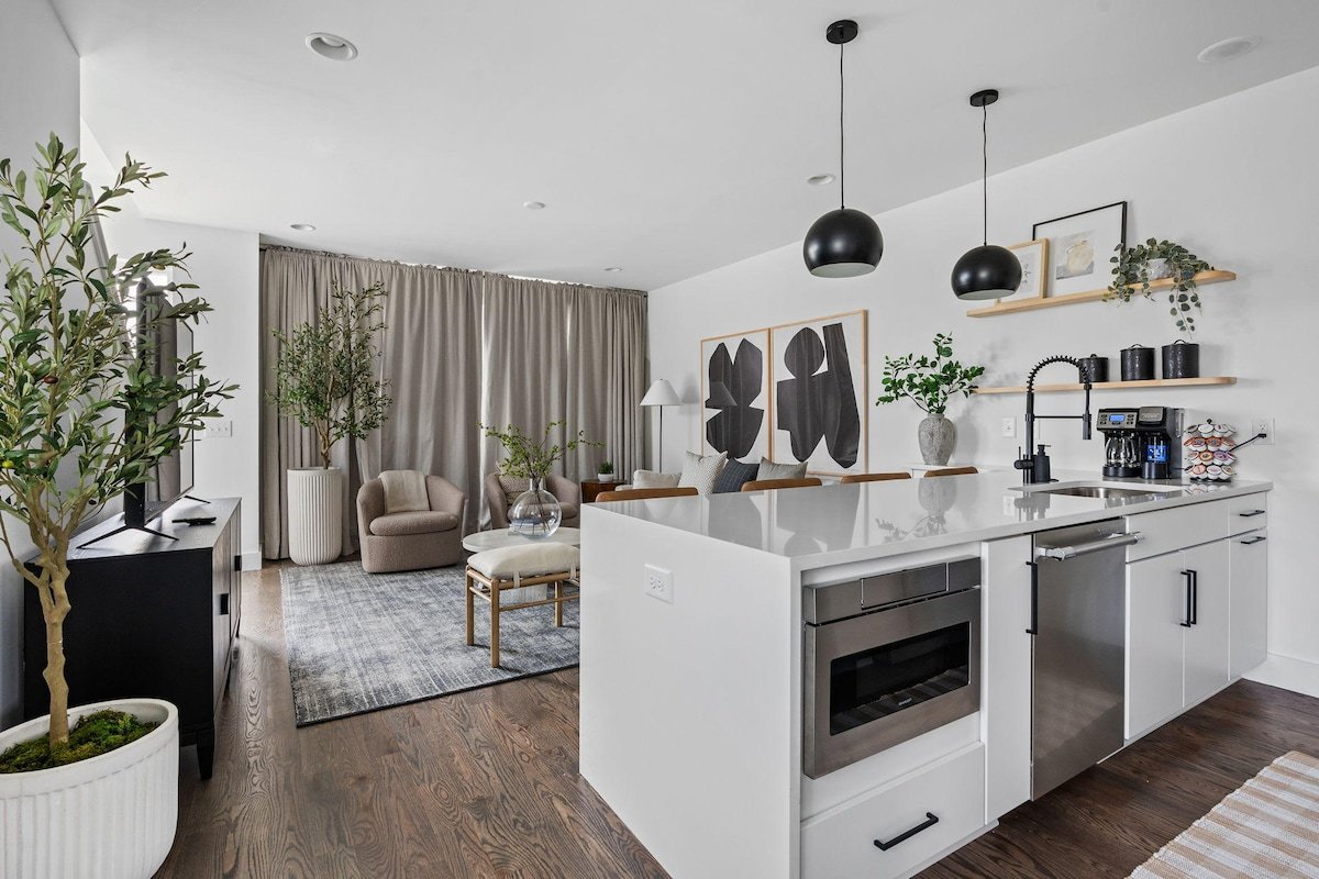 Luxe & Bright! W/ Rooftop Hot-tub & Skyline View! gallery image 4