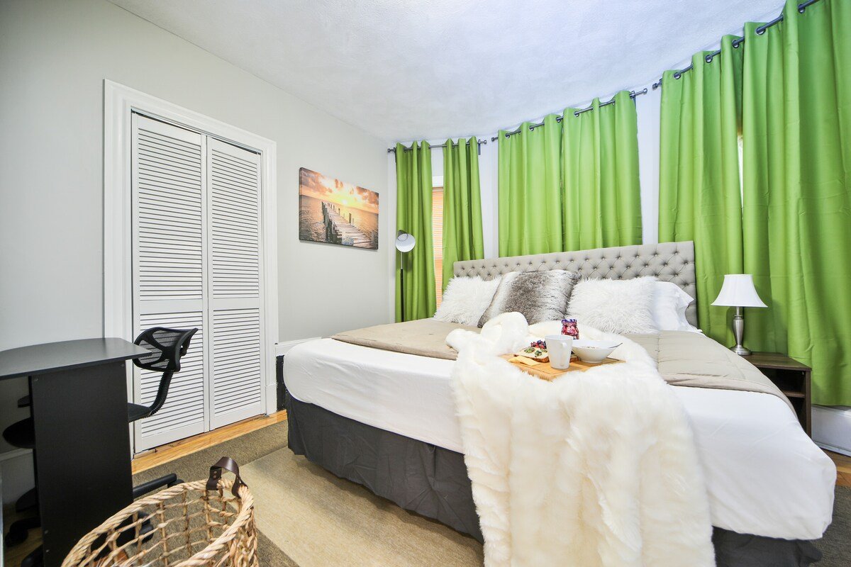 Chic Retreat min2 Downtown Backyard FreePrkg gallery image 5