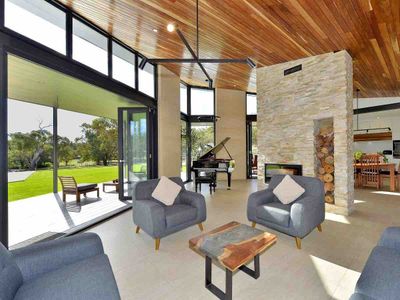 Gorgeous home with Infinity Pool & Fireplace