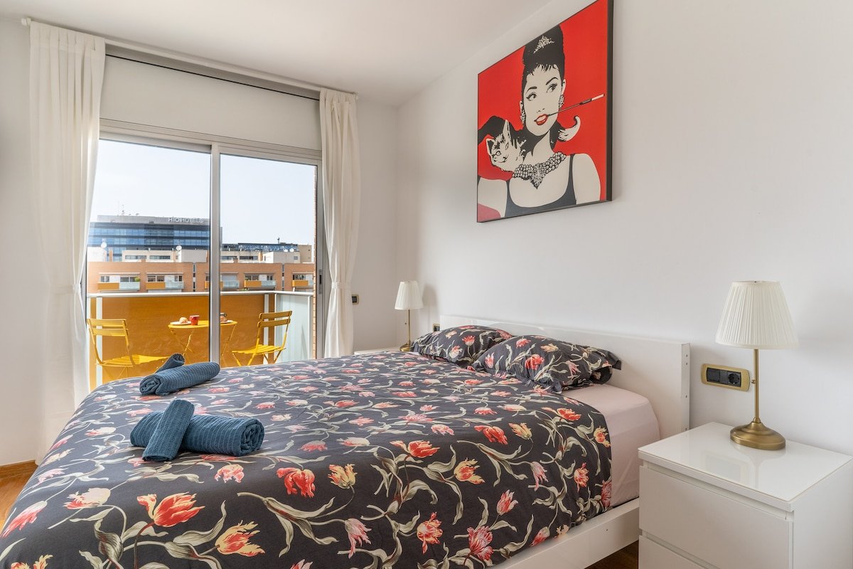 ♥ BEACHSIDE SUNNY MODERN WITH POOL ♥ | PARKING 24H gallery image 3