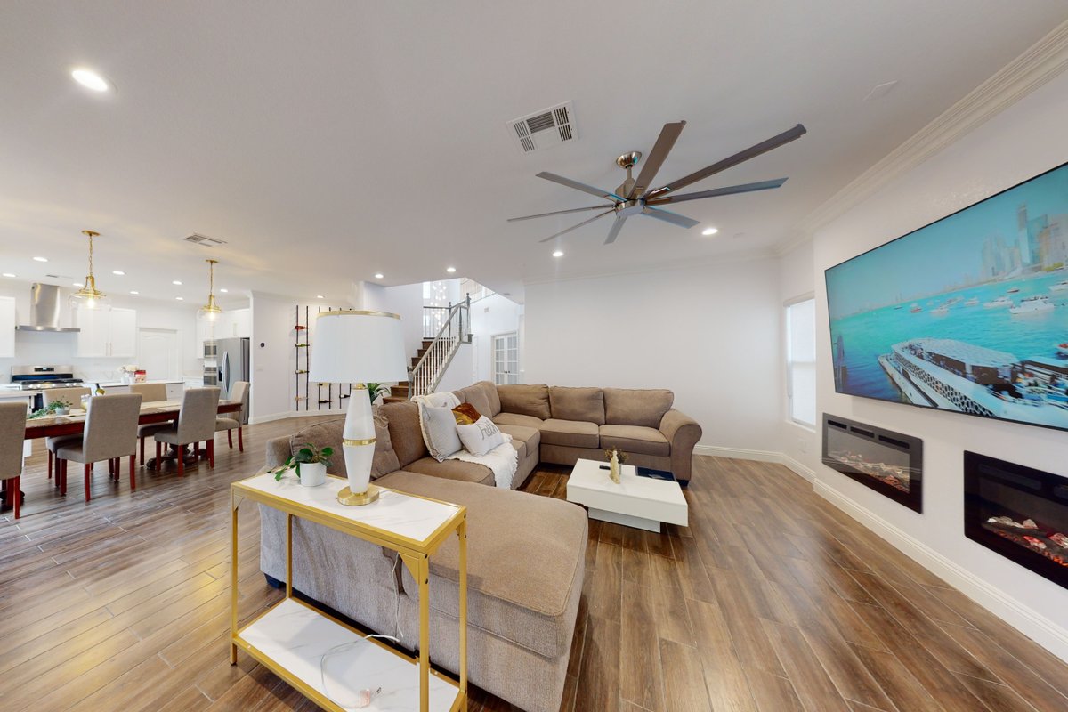 Strip view ,hot tub, BBQ , 8 minutes to strip