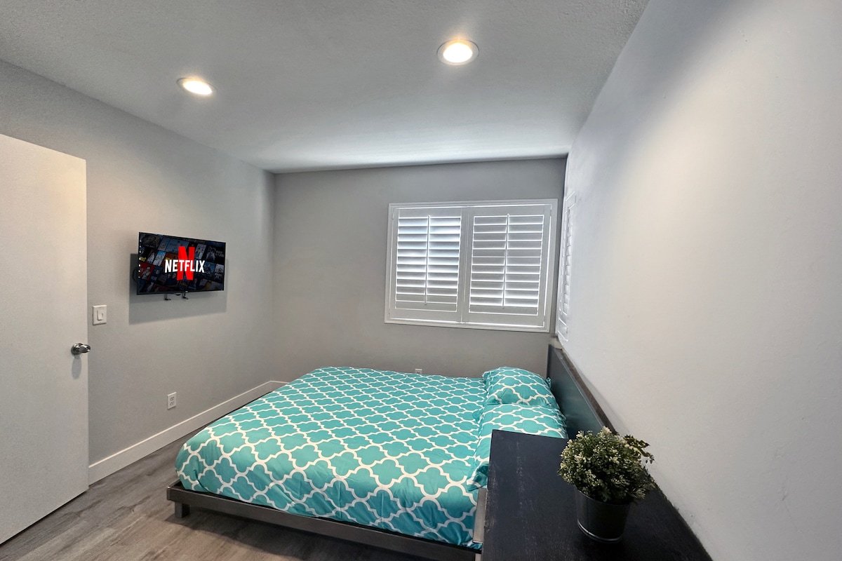 Vegas Versailles – 2 Story House 7 Bed 3 Bath Pool gallery image 5