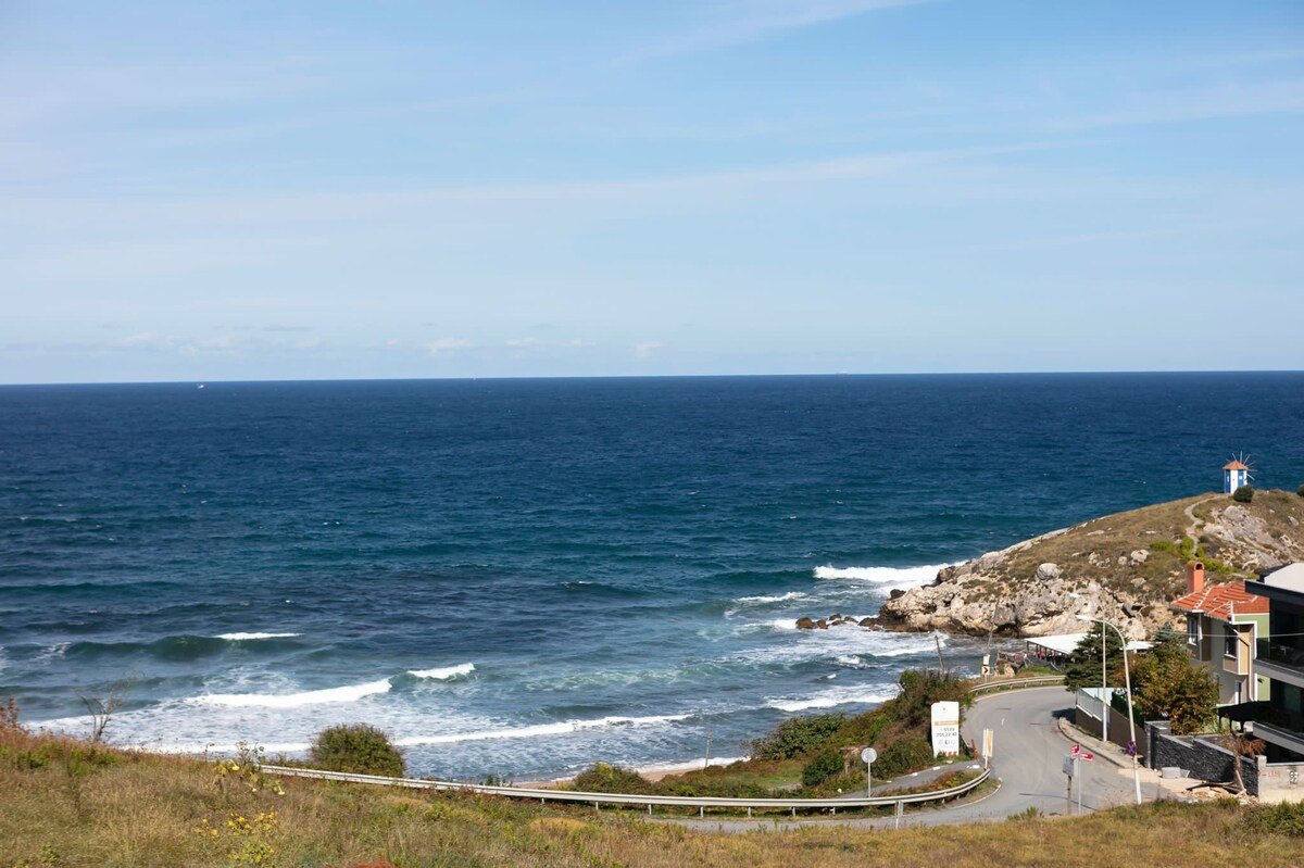 Luxury 4-bedroom villa by the sea gallery image 3