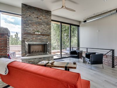 Fall escape: 3BR/3BA, rooftop views, near Metro