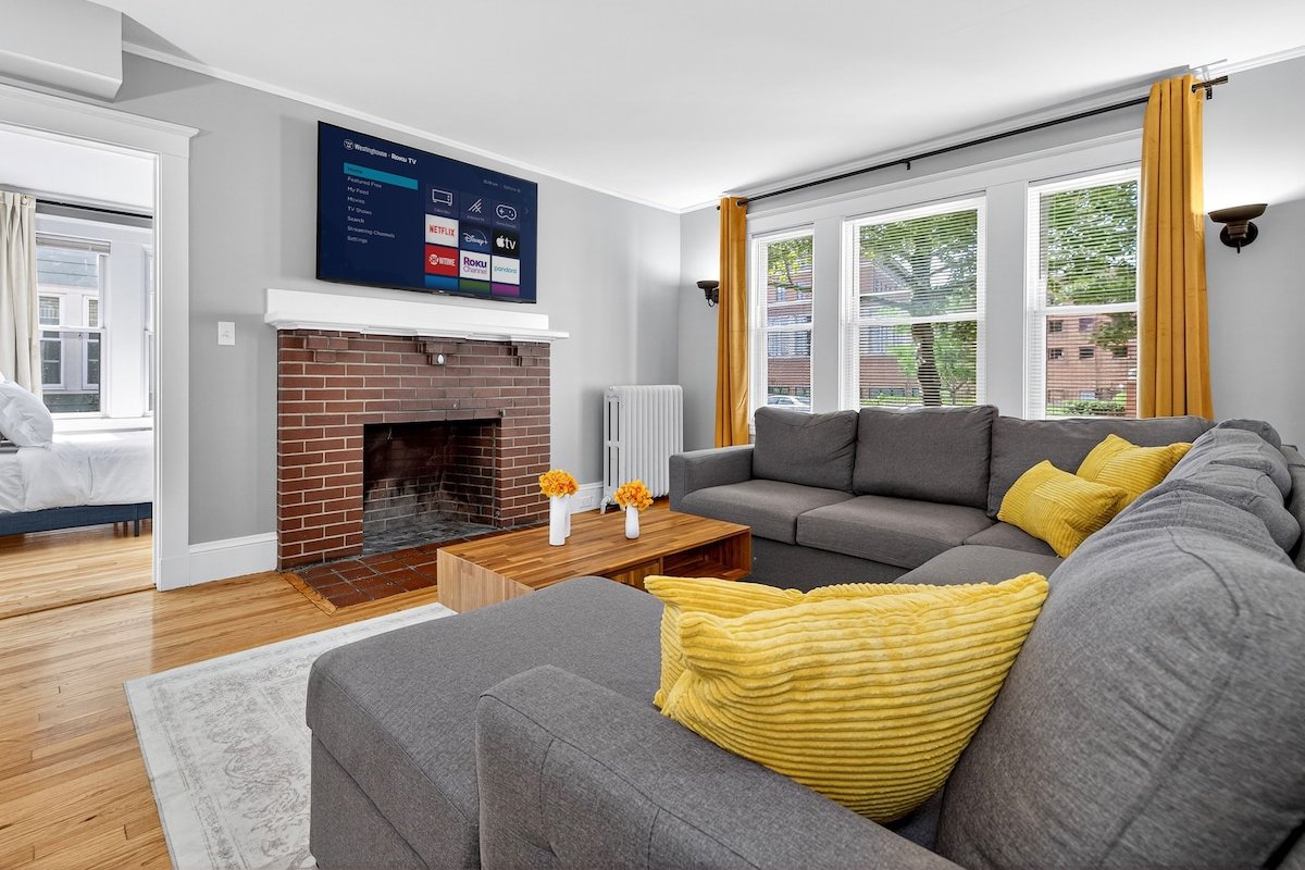 Vintage 5BR apt | ROKU HDTV gallery image 4