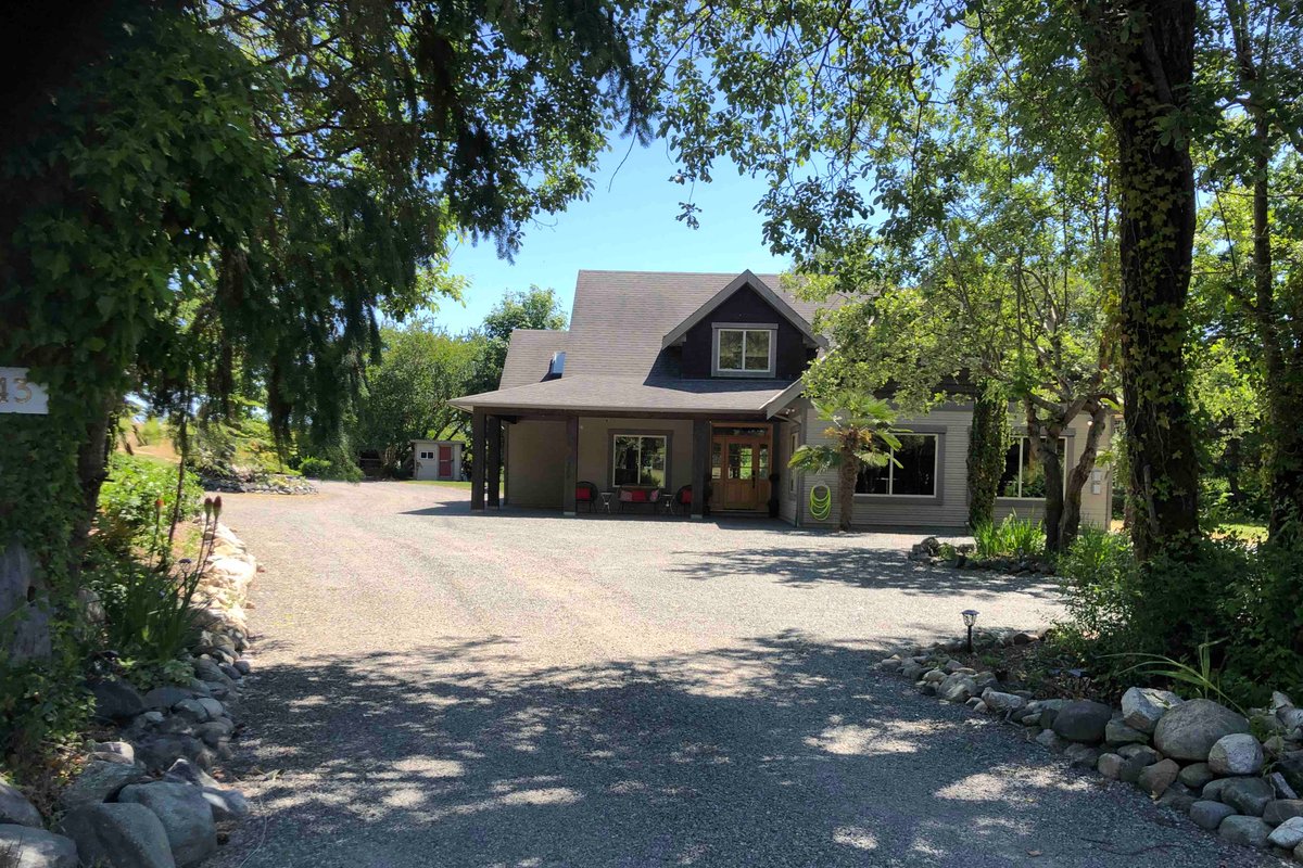 4 BR Farmhouse w/ Pool & Hot Tub