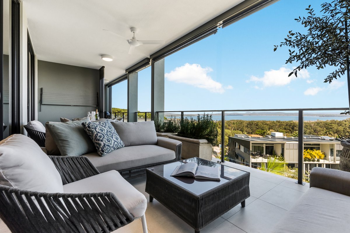 Luxury Living on Lakeview Rise