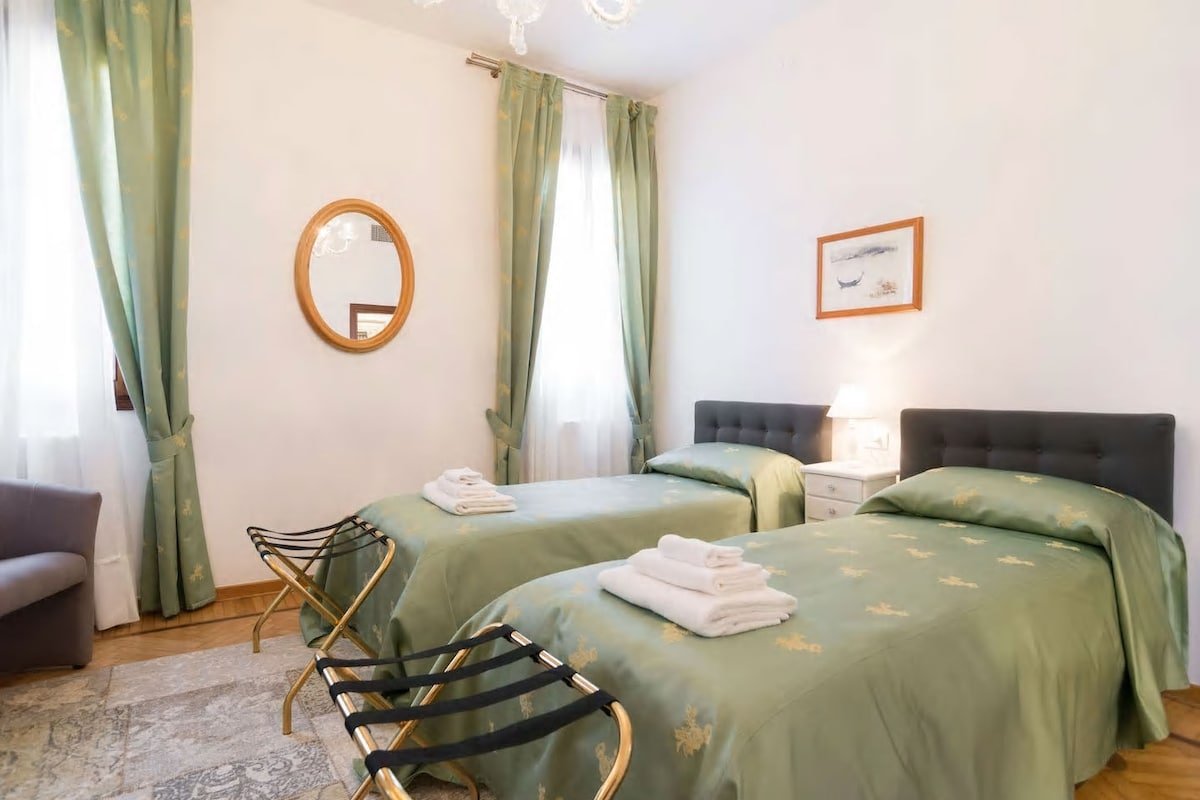 Procuratie Uno & Due elegant and bright apartments gallery image 4