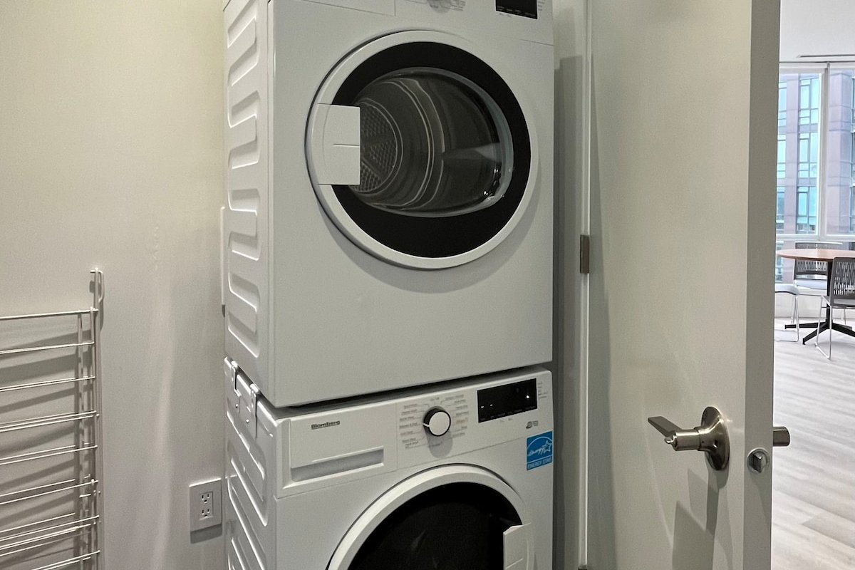 Penthouse Apt w/ Balcony & VIEWS gallery image 4