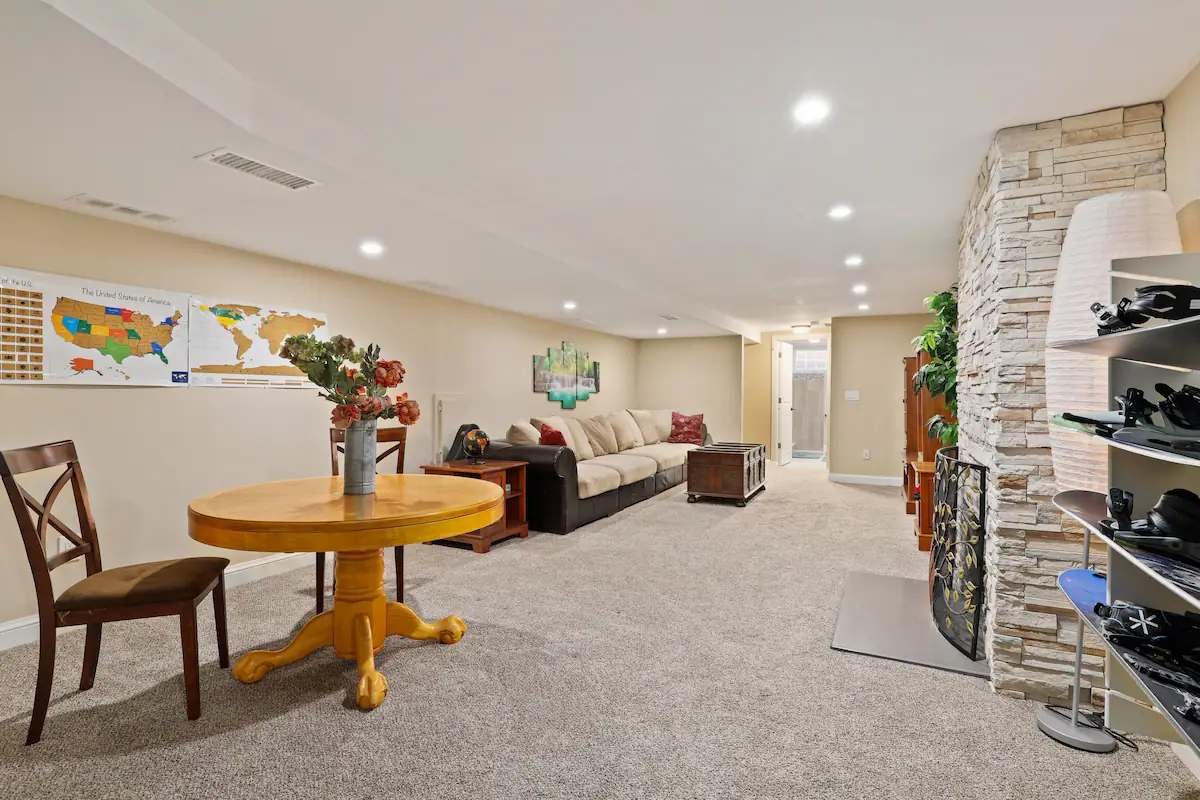 DU Haven: Hot Tub, Outdoor TV Lounge &3 Full Baths gallery image 5