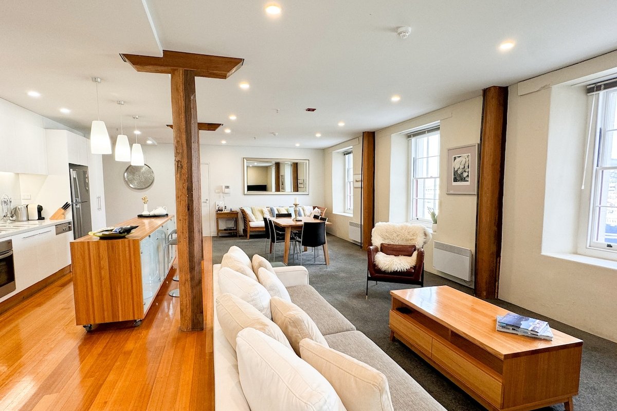 Luxury Hobart Waterfront Apartment with views! gallery image 5