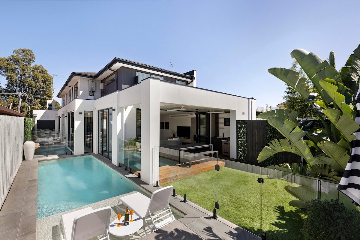 Bayside Grandeur /Heated Pool,Spa,Sauna,5 Ensuites gallery image 2