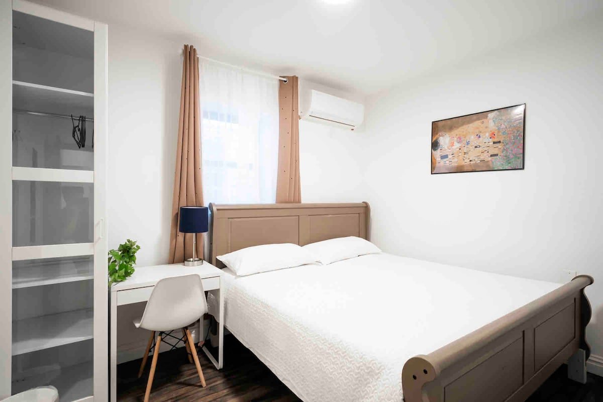 Luxury Stylish Home w/ Skylight! Rooftop Deck! gallery image 4