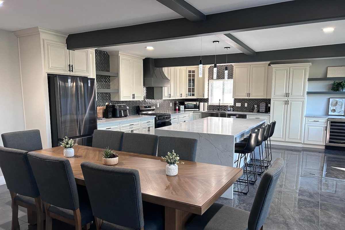 7 mins to strip w/ pool, theater gallery image 5