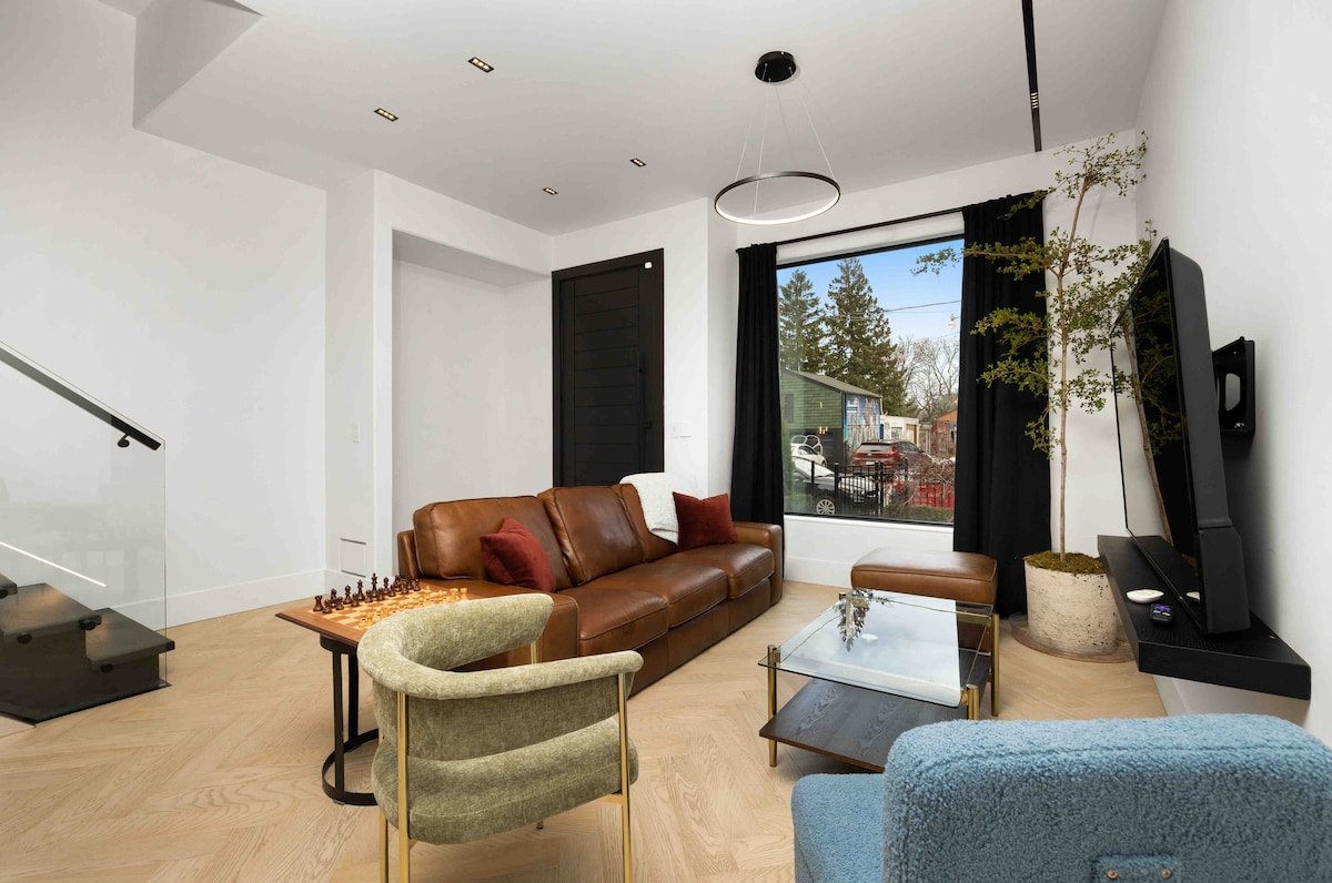 Luxury Modern Downtown House gallery image 5