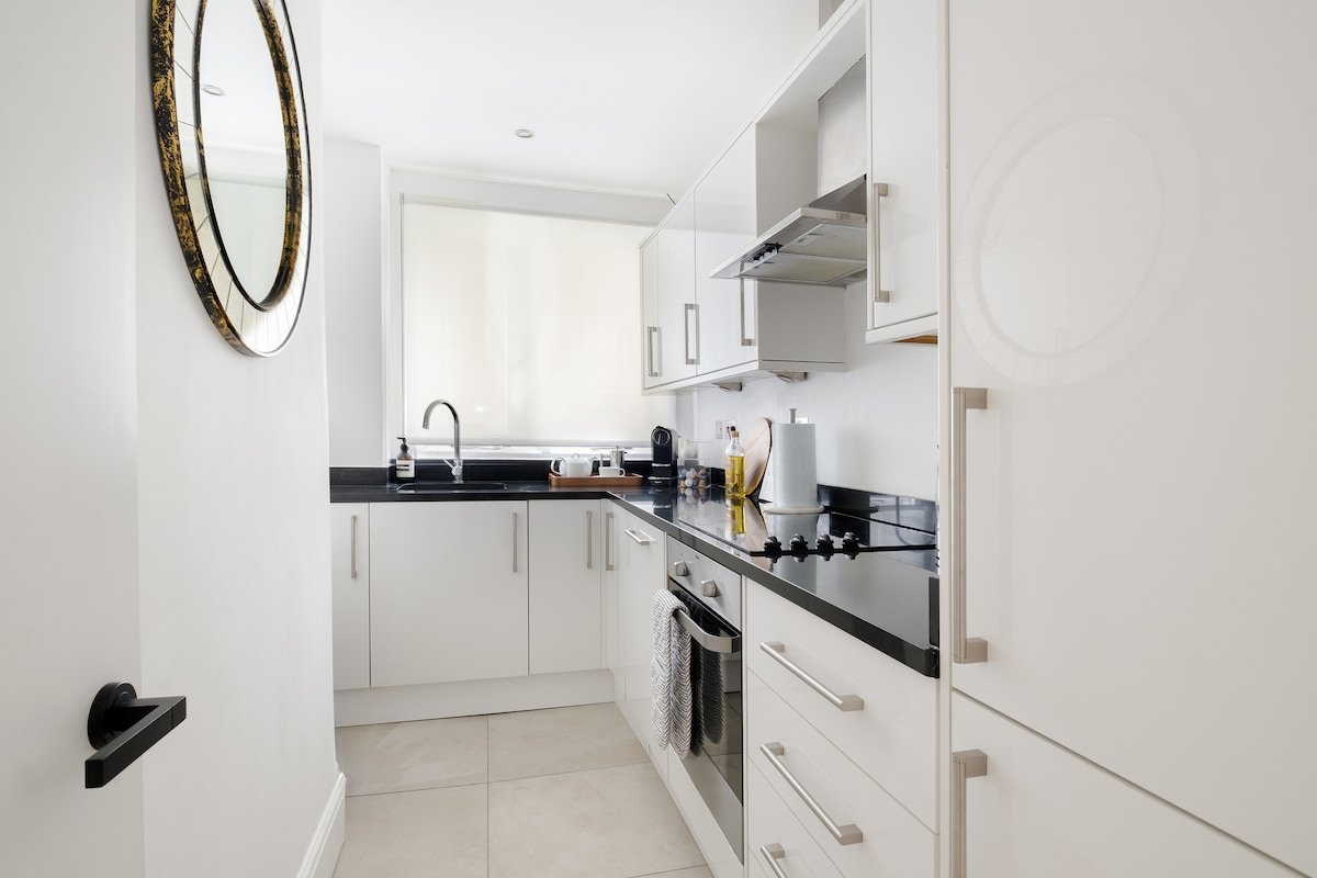 Luxe Knightsbridge Flat with AC gallery image 5