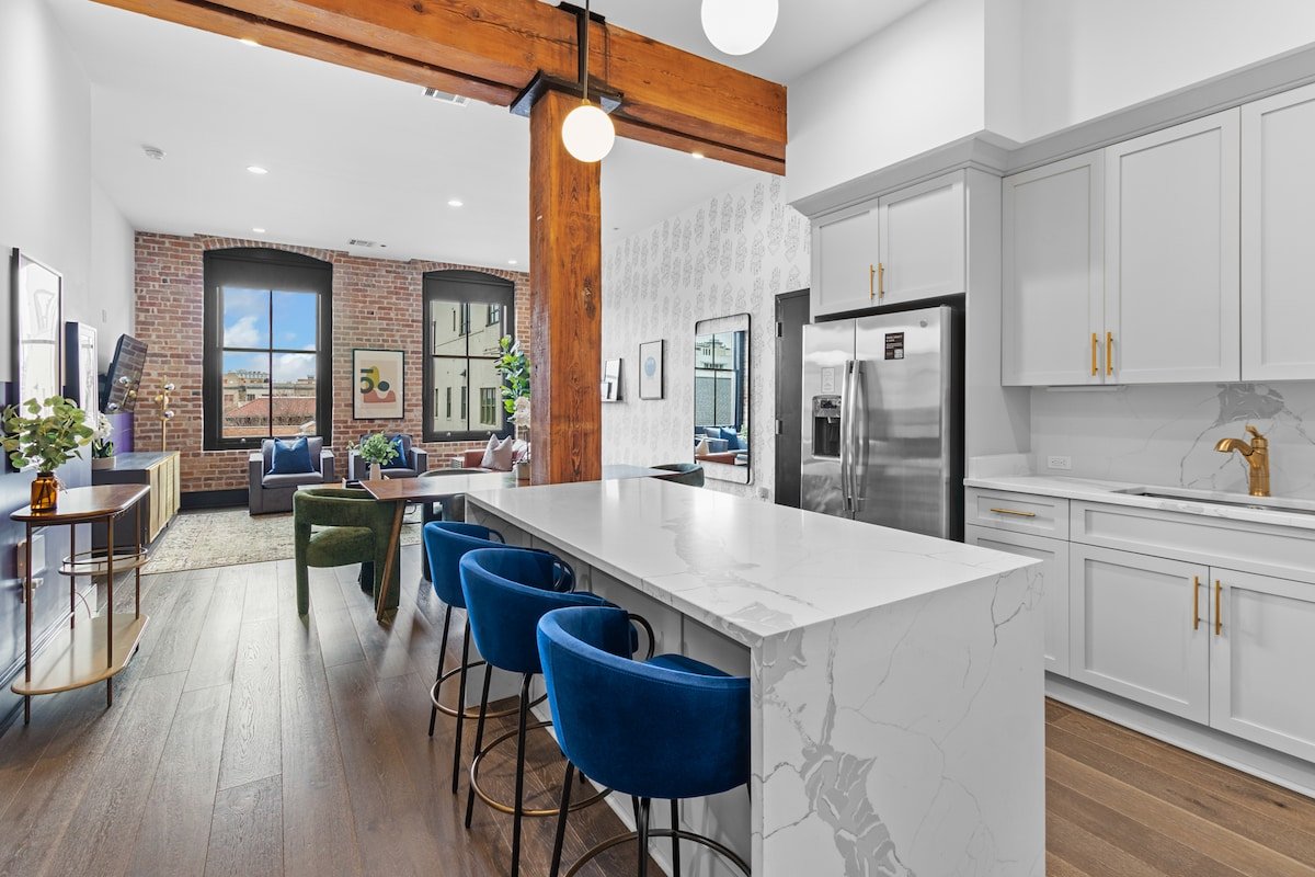 Luxe Downtown 4BR/4BA w/ 2 Sleeper Sofas! gallery image 4