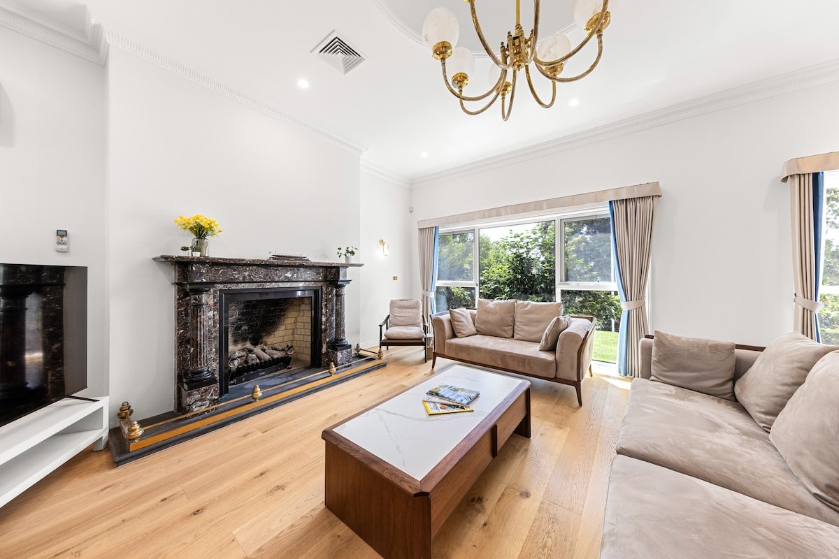 Entire Luxury 5-Ensuite Home in Templestowe Lower gallery image 4