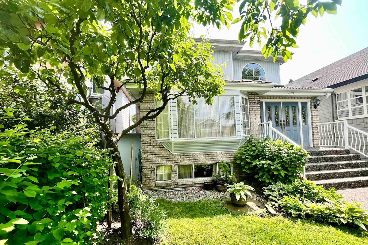 Spacious Kitsilano Home with Sunny Patio + Garden gallery image 3