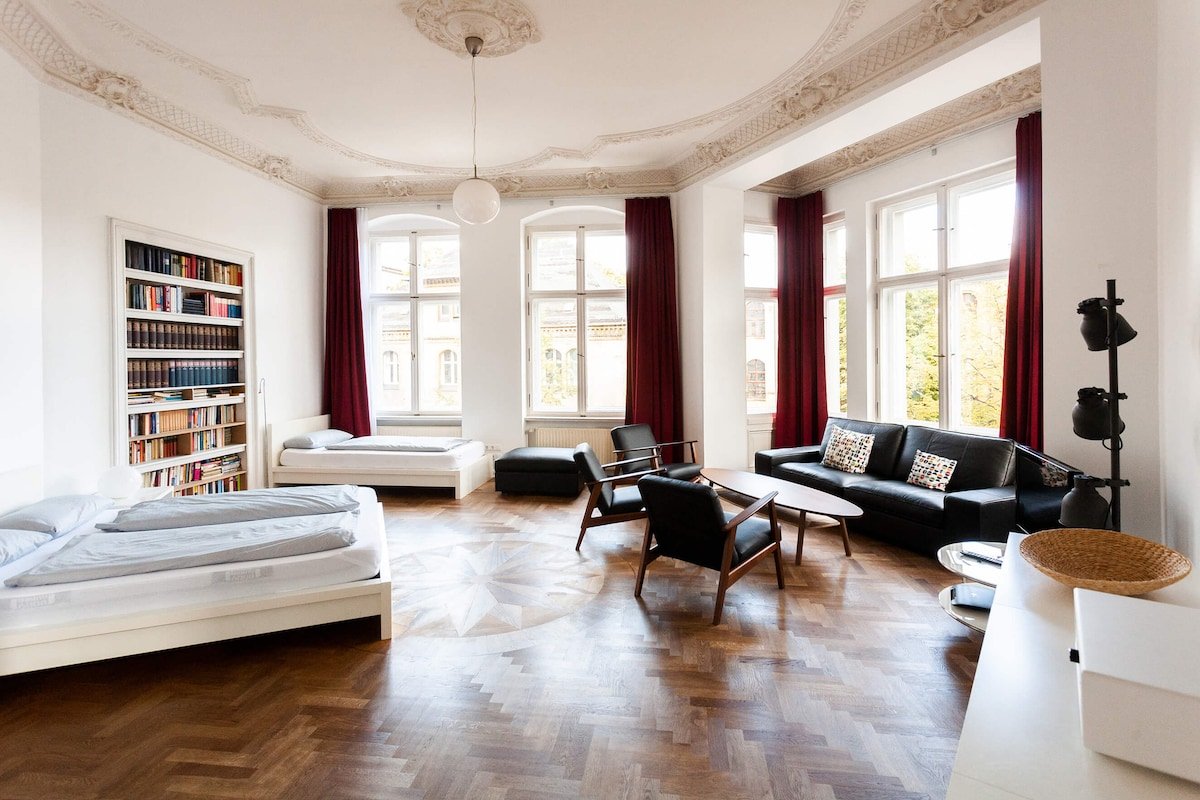 1,700 sq ft – 3 bedroom in the center of Berlin gallery image 2
