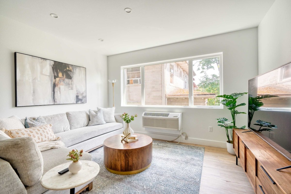 4BR Luxury Condo | Walk to Mississippi & Alberta gallery image 2