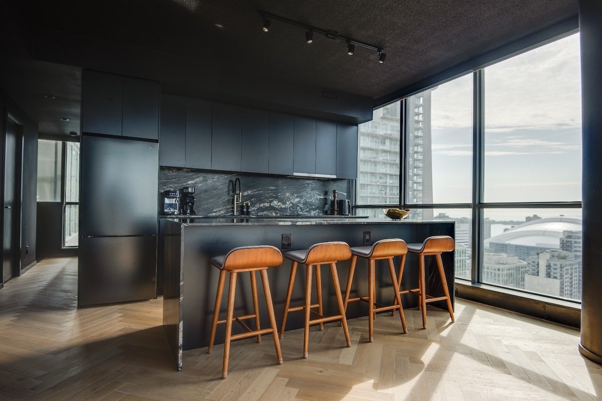 Lux design corner suite 2BR+2BA + free parking gallery image 2