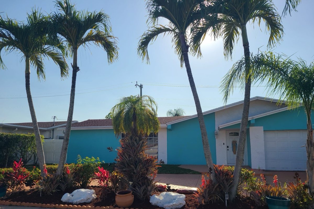 Modern Home with Heated Pool. Flexible Check In.