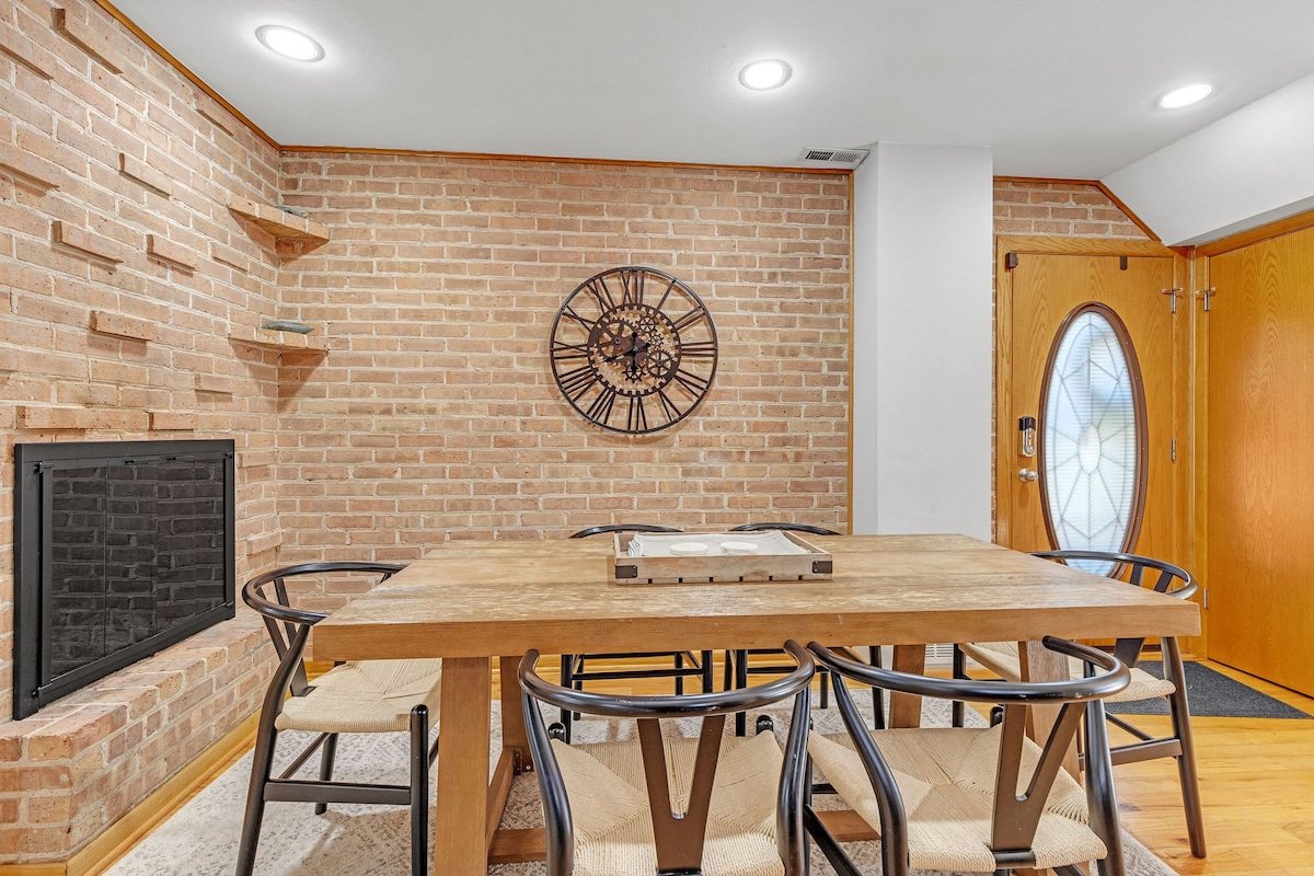 Spacious Full Home Near the Heart of Wrigleyville gallery image 5