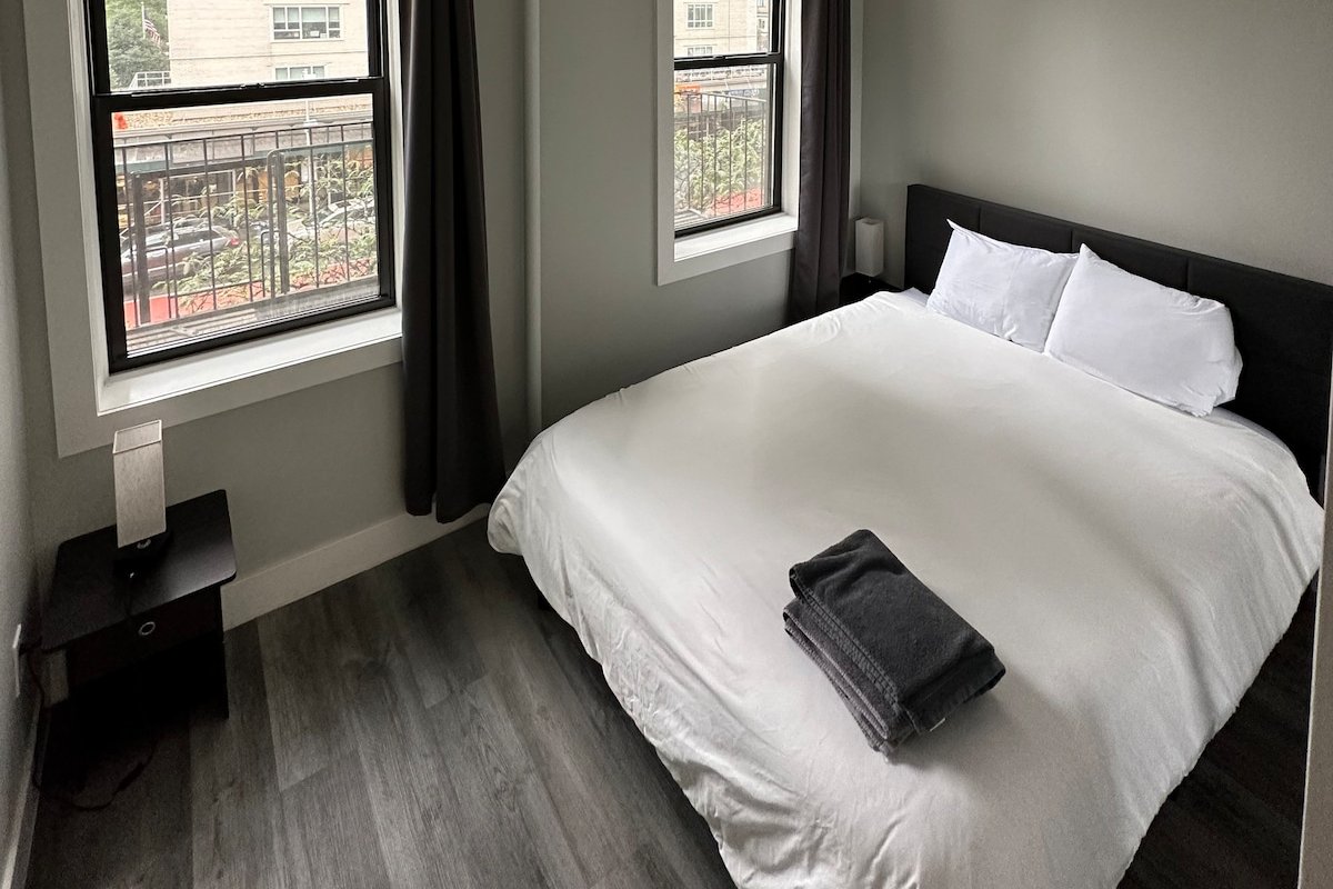 Central Park 4 Bedroom Gem -Rare gallery image 2