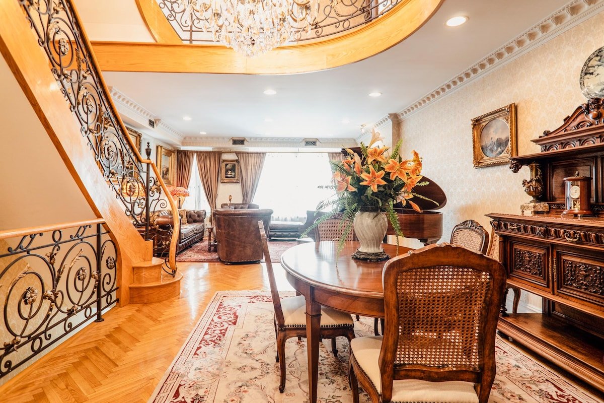 Gorgeous Triplex w/ Roof Deck – Luxury 5 Star Stay gallery image 2