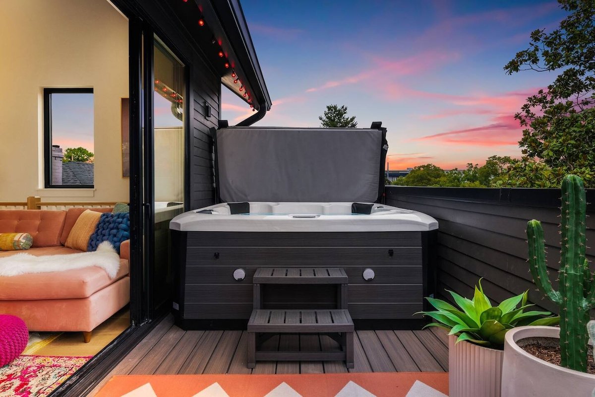 Livin’ Luxe on Music Row: Hot Tub + 1.5Mi to Bway gallery image 2