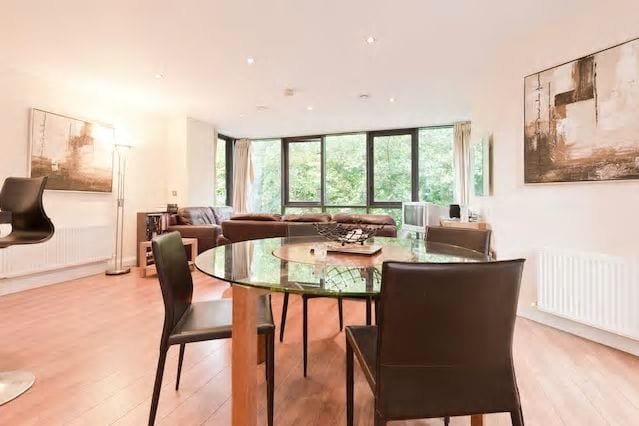 Large open plan living near tram line & Parking gallery image 2