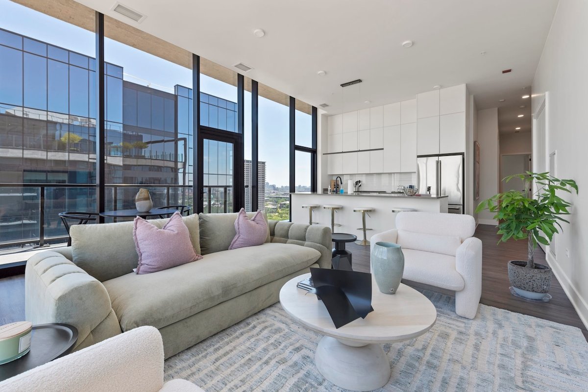 Prime 4BR Penthouse w/ Skyline Views for Families gallery image 2