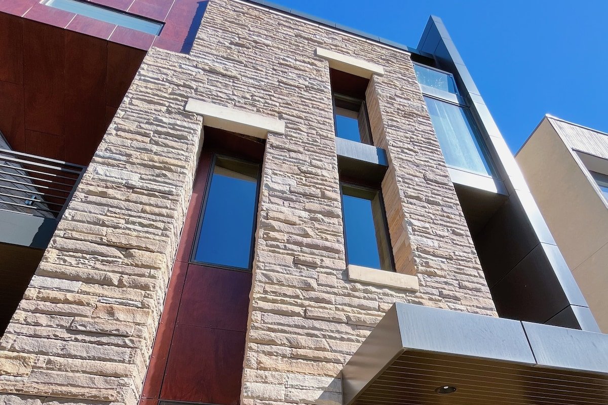 Luxe 4/5 w/parking – Golden Triangle/Civic Center! gallery image 3