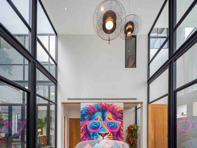 免费接机 奢华三层别墅 豪华KTV 超大泳池 管家服务 Netflix