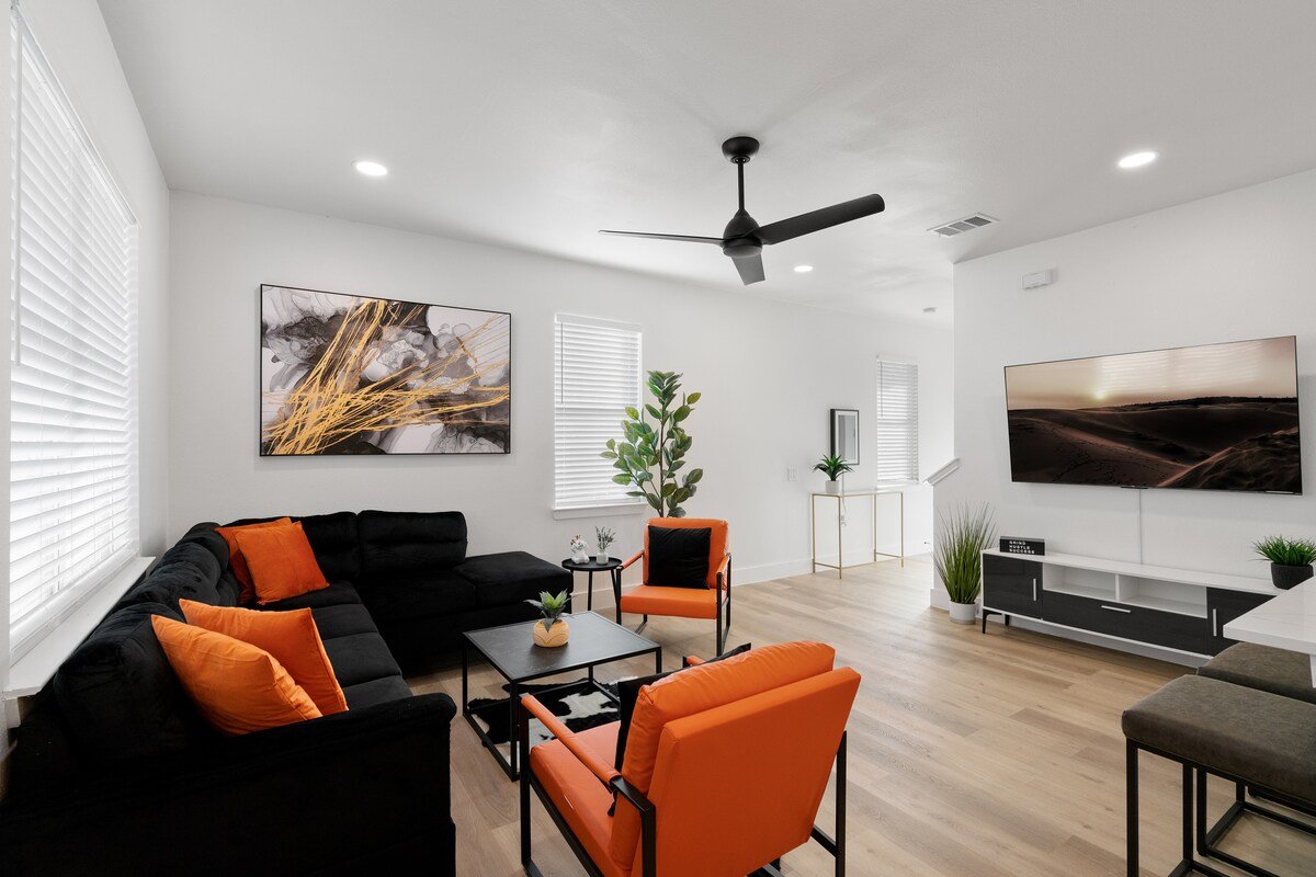 Cozy & Spacious 2 Homes ~ Free Parking ~ 11 beds gallery image 3