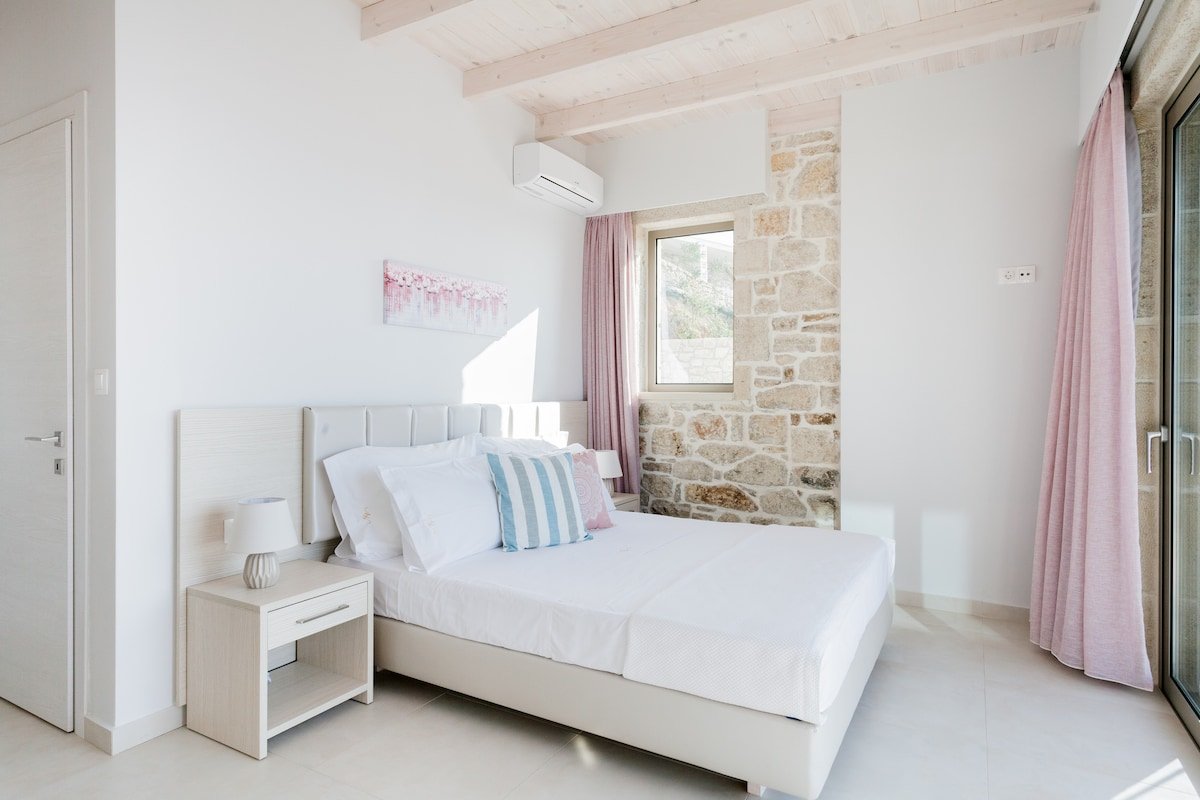 Poolside Villa with Spectacular Ocean Views gallery image 3