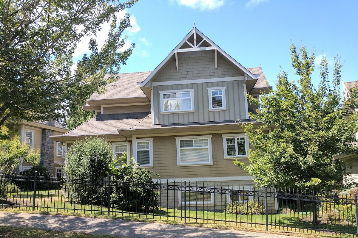 Beautiful Luxury Home Bear Mtn Resort Victoria gallery image 3